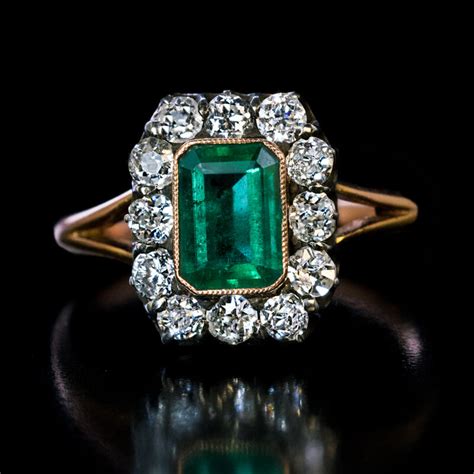 Emerald Jewelry Antique Ring .